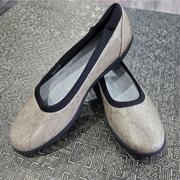 🐢 Clarks Cloudsteppers Ayla Low Flat Taupe Textile Size 9 - Picture 1 of 11